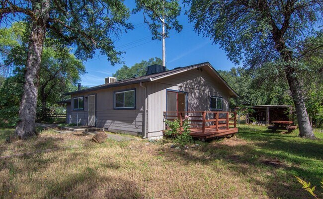 Building Photo - 2 Bedroom North Redding Home with Bonus Room. Completely Fenced!