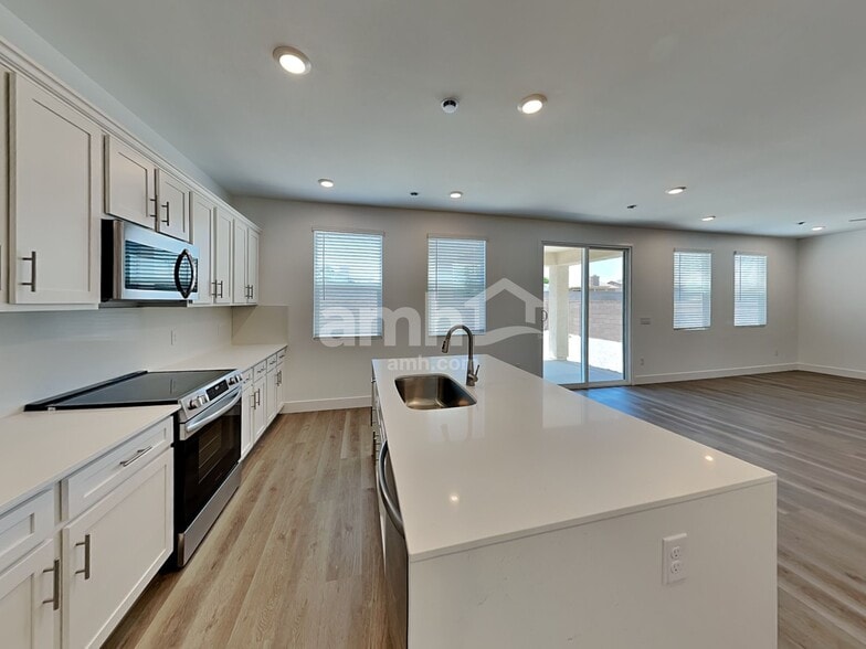 Building Photo - 9640 E Friedel Dr