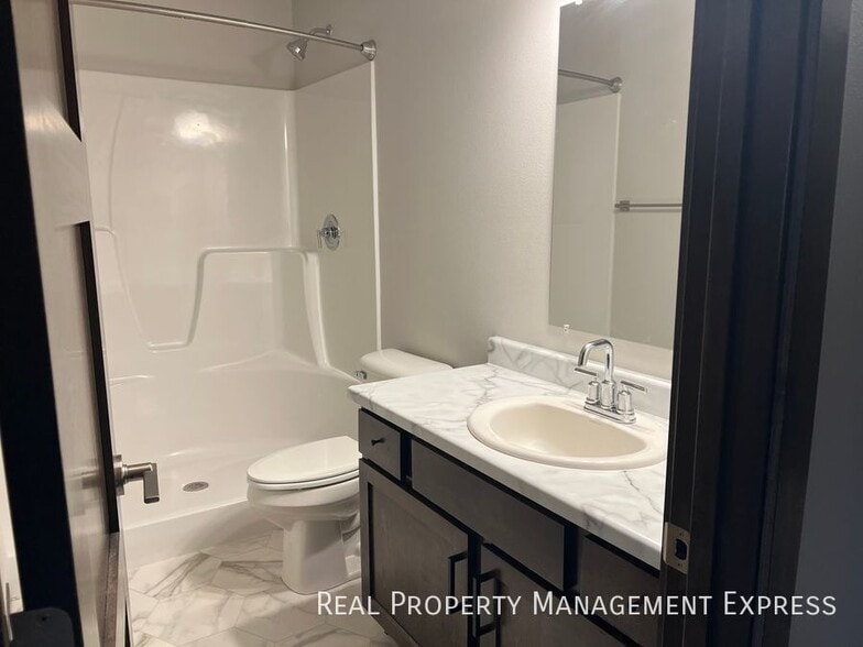 Building Photo - Modern Luxury: 3BR Townhome with Stylish Finishes, Spacious Interiors, and Attached Garage