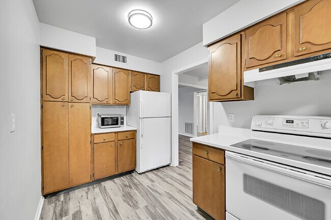 Building Photo - $1,700.00 - 2 Beds 1 Bath, Single Family H...