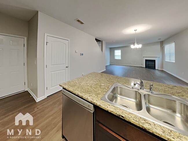Building Photo - 404 Lake Ridge Ln