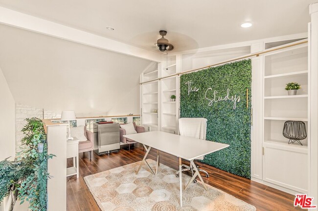 Building Photo - 14050 Magnolia Blvd