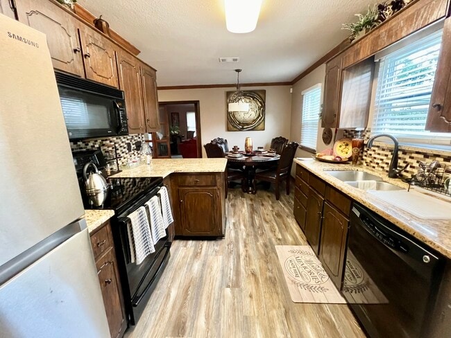 Building Photo - 6500 Lakewood Dr