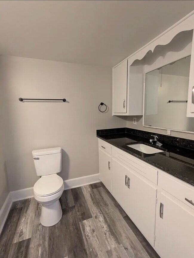 Building Photo - 606 Park Ave