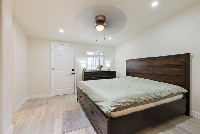 Building Photo - MUST SEE 3 Bed 2 HOUSE WITH GARAGE, YARD, & BONUS ROOM! CALL 6 1 9  8 8 8 5 5 5 4 TODAY!