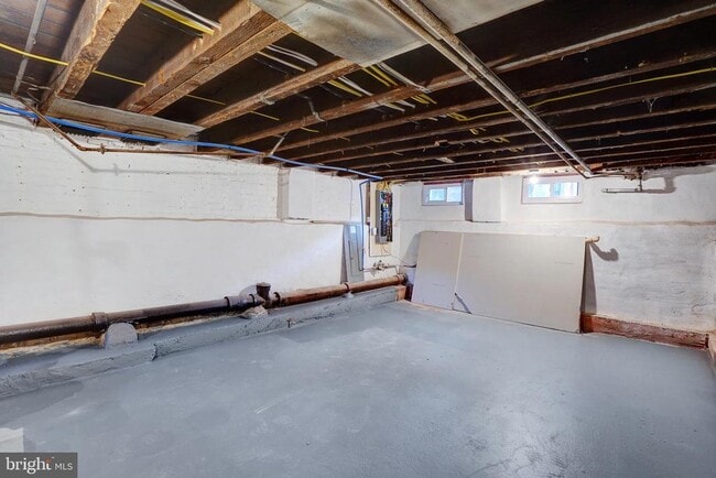 Building Photo - 565 Line St