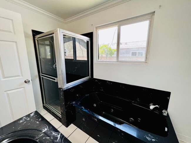 Building Photo - 4 BED HOUSE with Garage, Yard, Pets Consid...