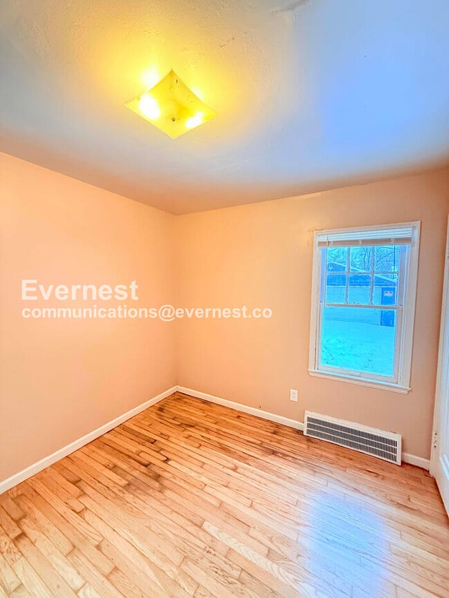 Building Photo - 8431 Rosemont Ave