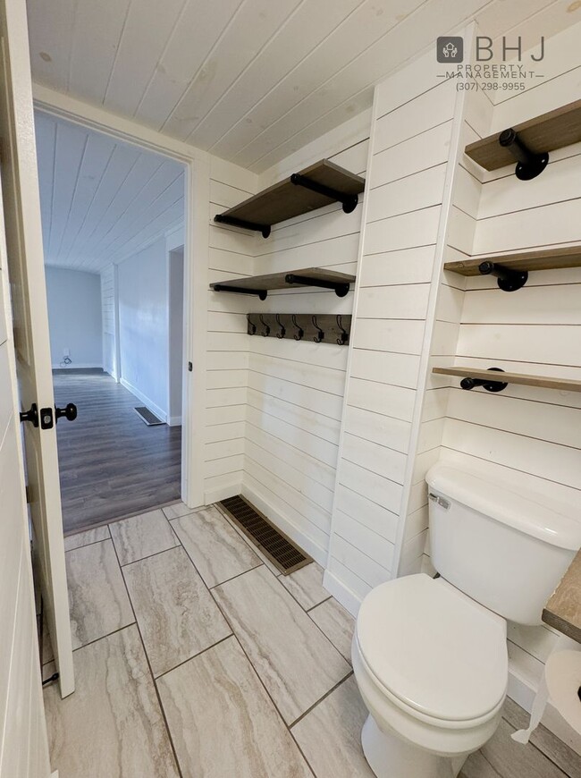 Building Photo - DOG FRIENDLY, 3 BED/ 1.5 BATH SINGLE FAMIL...