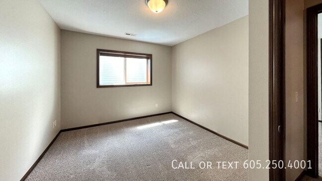 Building Photo - Spacious 4 Bedroom 3 Bathroom home with Va...