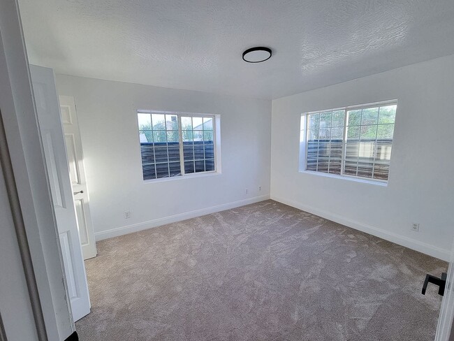 Building Photo - *utilities included* 3 bed 3 bath apartmen...