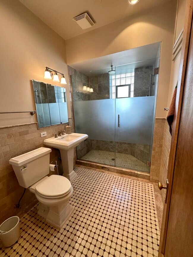 Building Photo - 5719 N Kenmore Ave