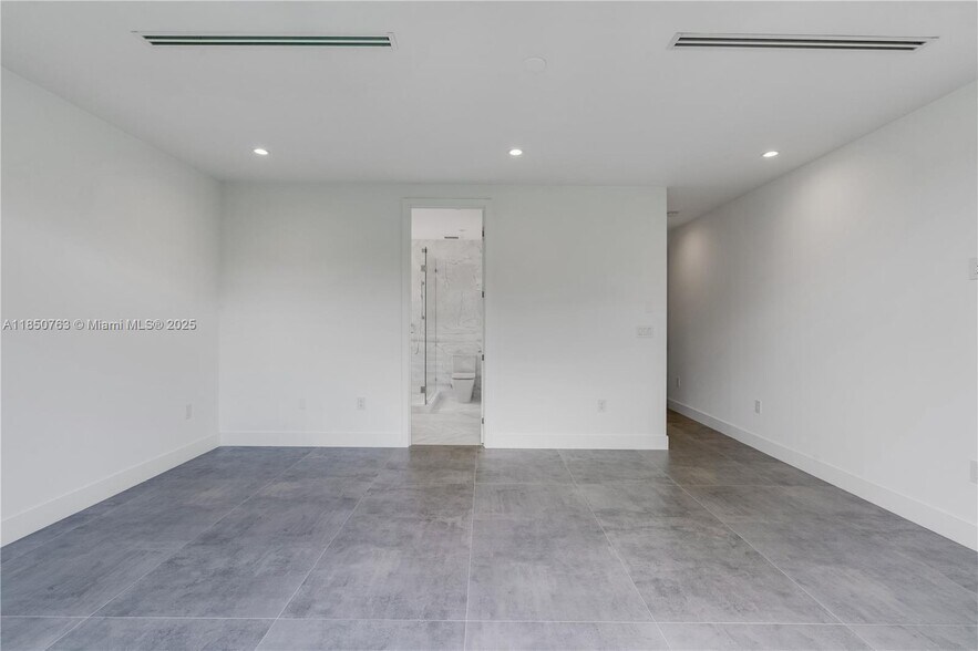 Building Photo - 2840 SW 32nd Ct