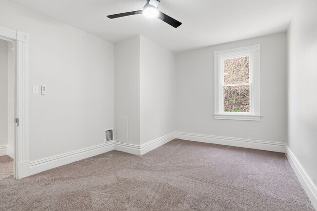 Building Photo - 3 bed 1 bath - completely updated, great location, central air, laundry