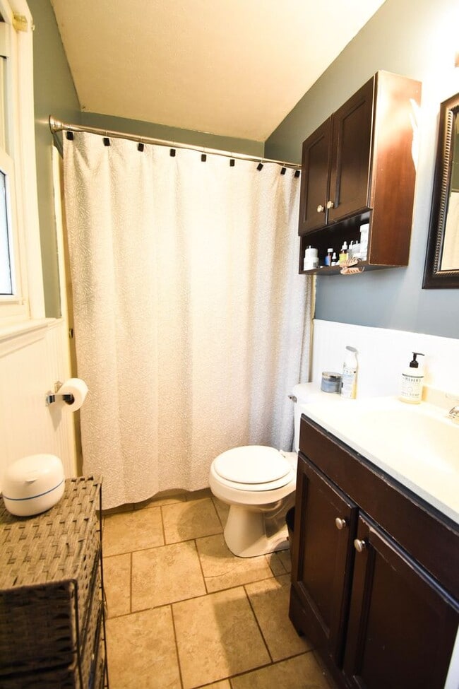 Building Photo - 3 Bedroom 2 Bath: Pets Considered