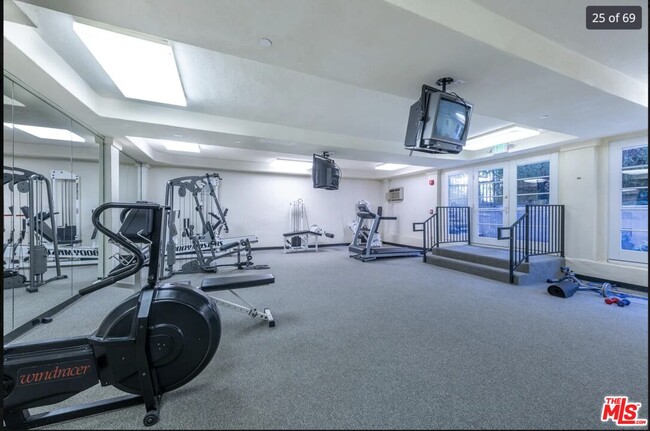 Building Photo - 405 N Palm Dr