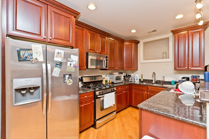 Building Photo - 2414 W Moffat St