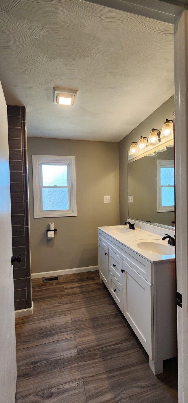 Building Photo - Woodland Hills