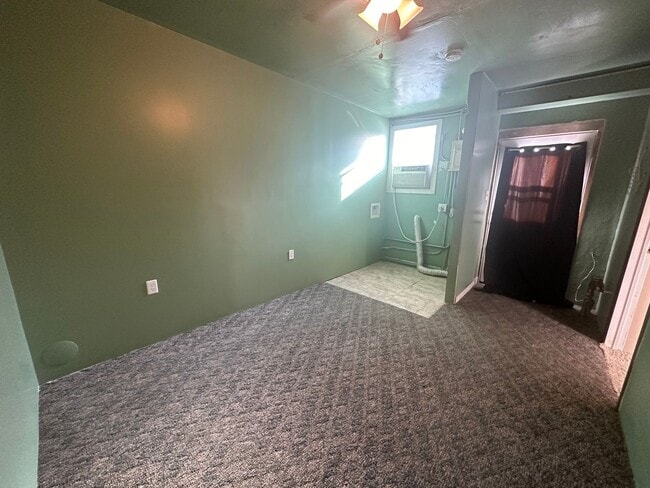 Building Photo - One bedroom, One bathroom front/back duplex. Pet Friendly! Located in Scottsbluff!