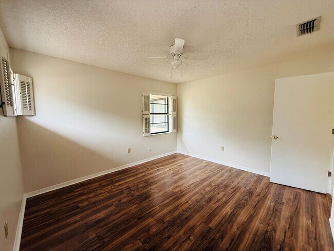 Building Photo - 2 Bedroom 2 bathroom home for Rent in Weeki Wachee FL!