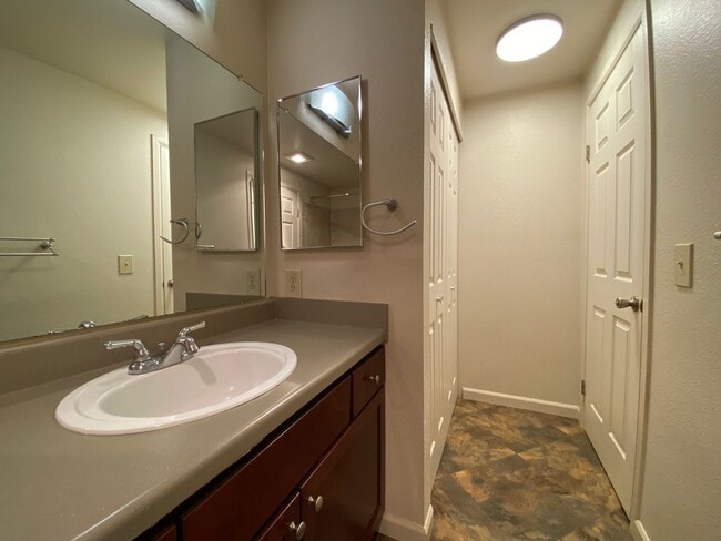 Building Photo - Practical 3 bedroom Des Moines Condo