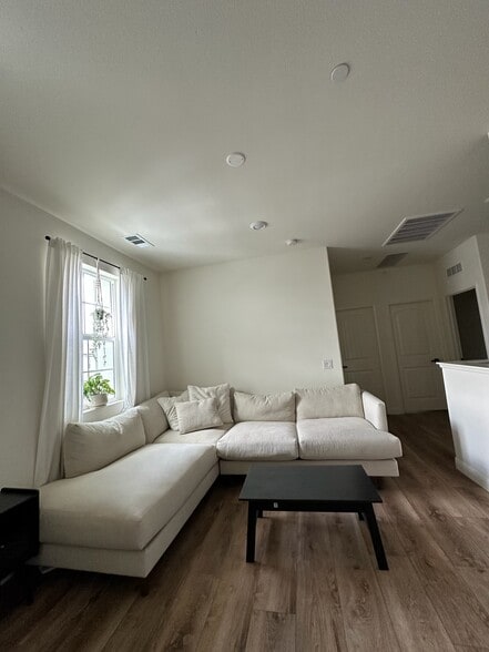 Building Photo - 30321 Town Square Dr