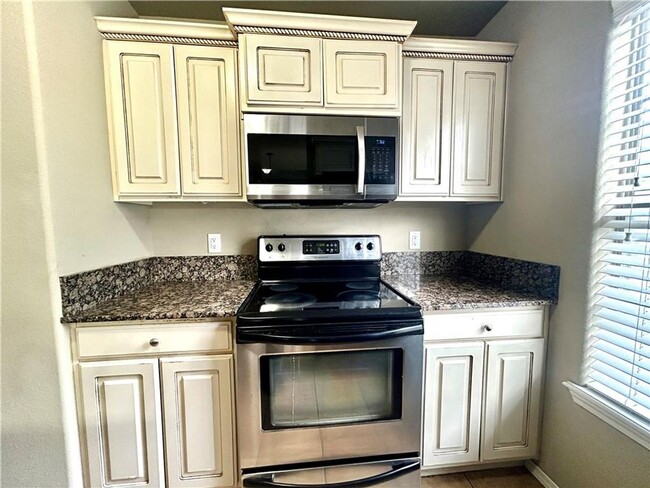 Building Photo - Craftsman style 3 bedroom 2 bath Home - Avail NOW!