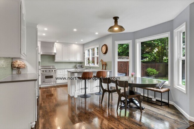 Building Photo - Lake Oswego Perfection