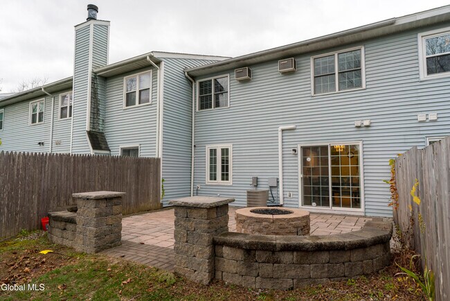 Building Photo - 4 Tompion Ln