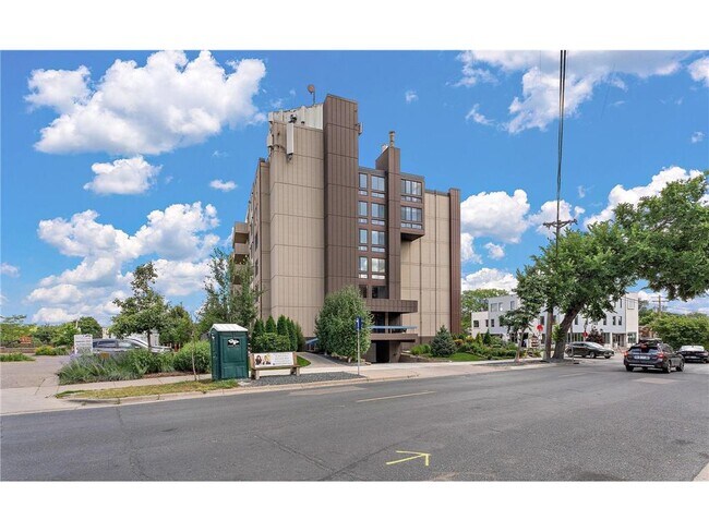 Building Photo - 2800 W 44th St