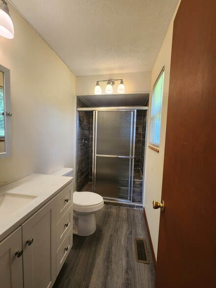 Master Bath/shower - 1605 Woodrow Dr