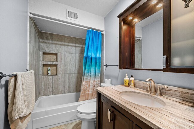 Building Photo - 2bed 2 bath contemporary condo overlooking the Waveland Golf Course