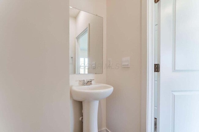 Building Photo - 852 Sunny Vale Dr