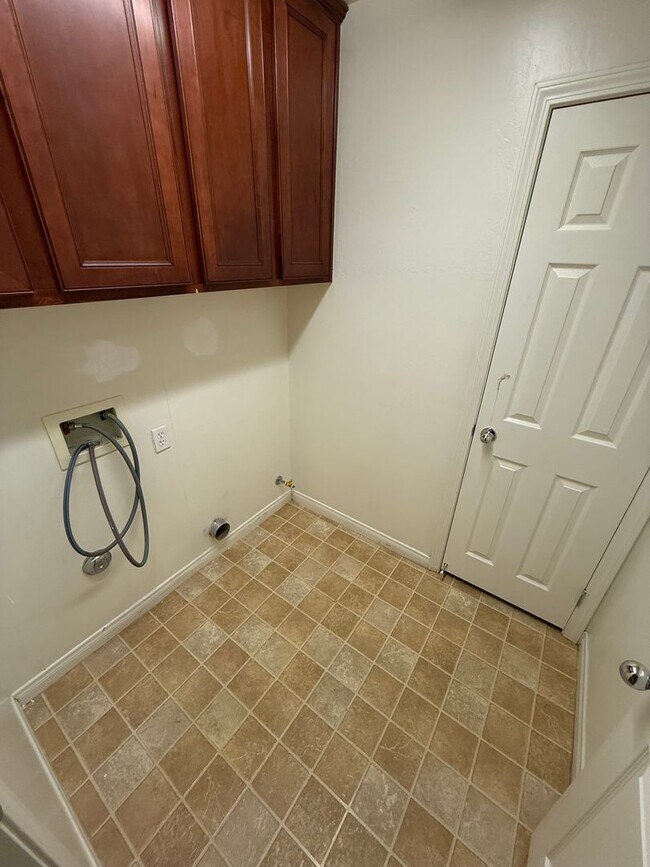 Building Photo - Spacious 3-Bedroom, 2-Bathroom Home in Sou...