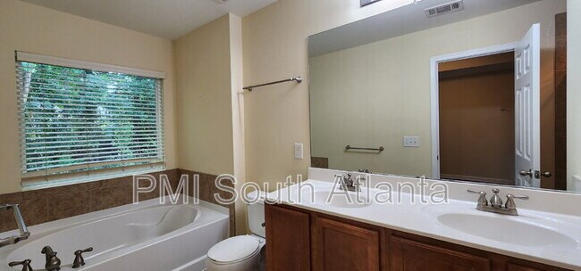 Building Photo - 3325 Fernview Dr