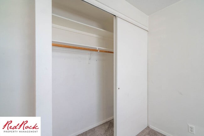 Building Photo - Charming 2 Bed / 1 Bath Apartment in a Prime Location
