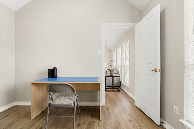 Building Photo - 118 W Greenbriar Ln