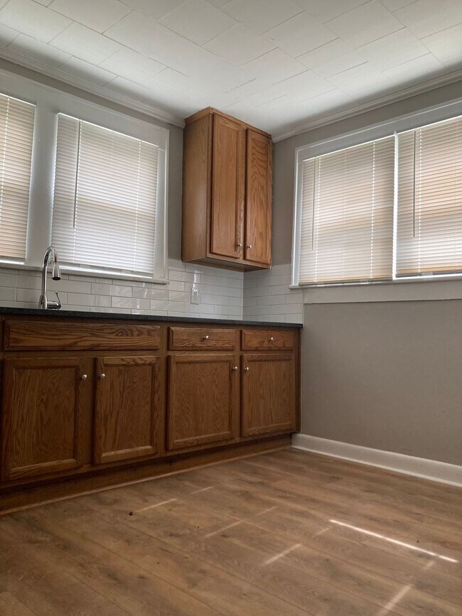 Building Photo - Super cute, newly renovated 3 bed, 1 bath ...