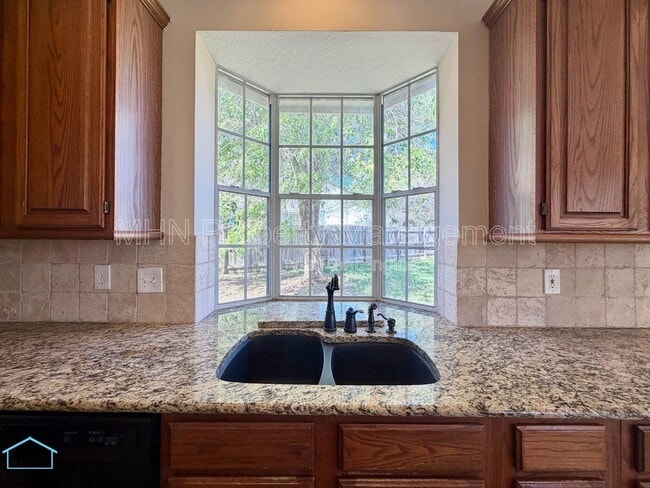 Building Photo - 1307 Adobe Run