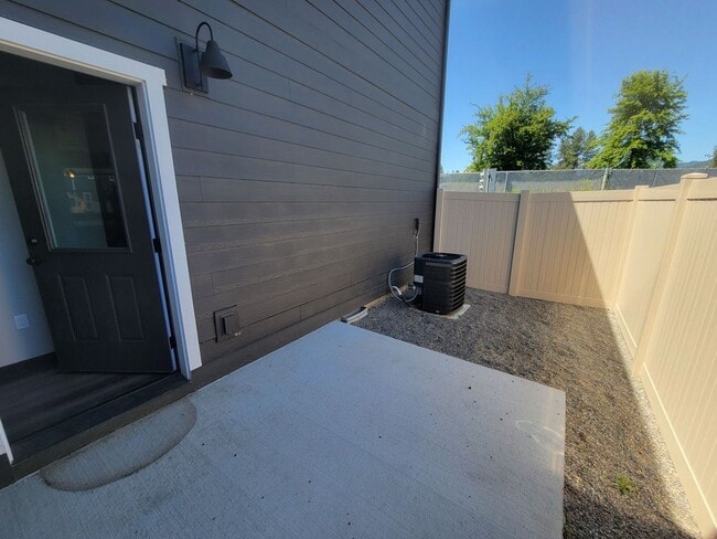 Building Photo - 3 Bedroom, 2 Bathroom Home in Priest River