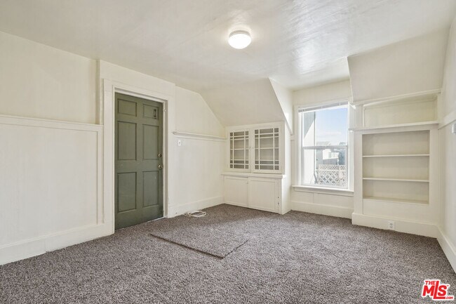 Building Photo - 351 Temple Ave