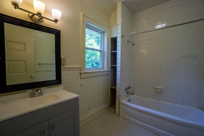 Building Photo - Available 6/1/26 Great Value Hardwood Floo...