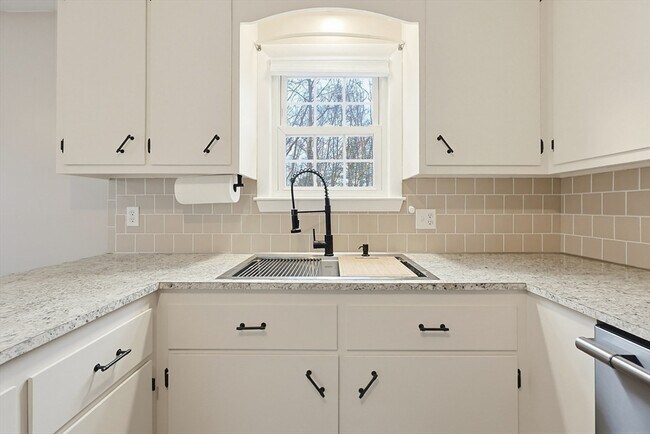 Building Photo - 110 Oswego St