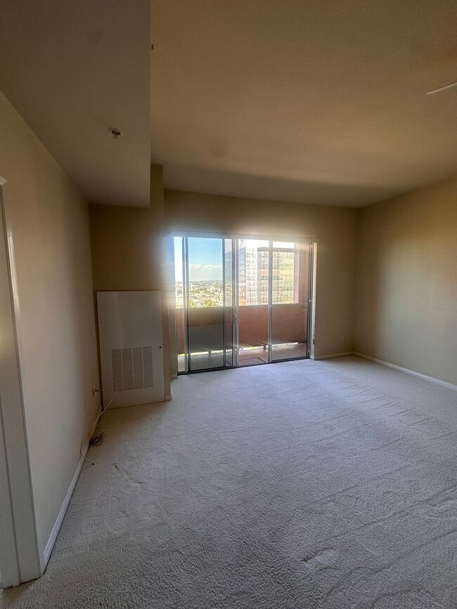 Building Photo - 1BR High-Rise with Balcony & Views