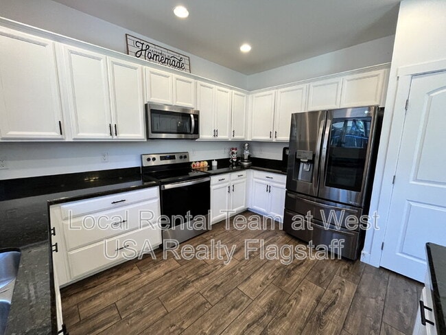 Building Photo - 2705 W Windtree Dr