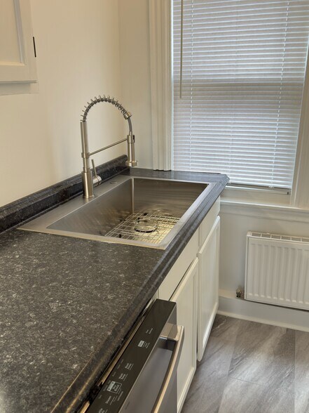 Building Photo - 1058 Forest Ave