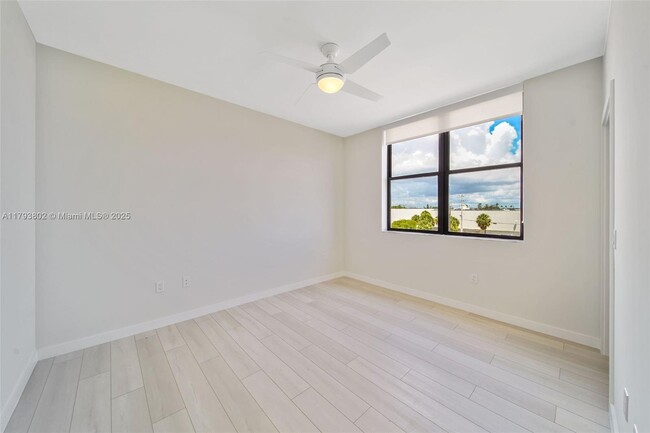 Building Photo - 555 NE 8th St