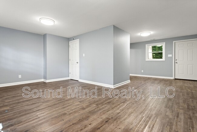 Building Photo - 305 Golf Course Dr