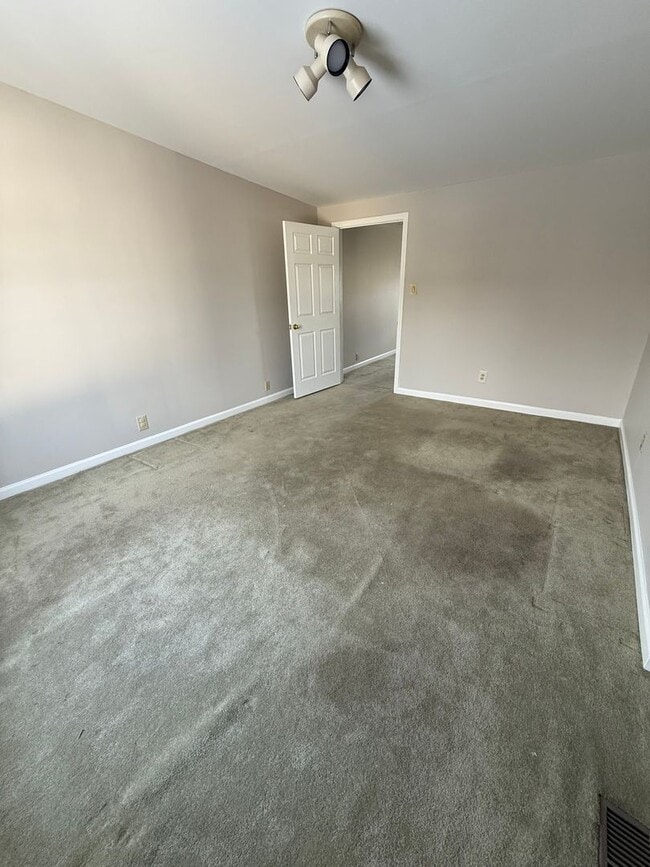 Building Photo - 2/3 Bedroom, 1 Bath Two Story Mill Street Apartment