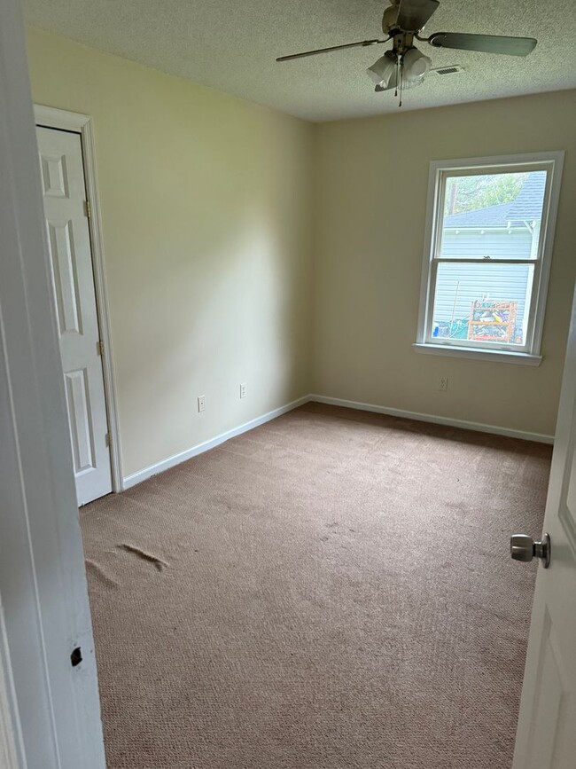 Building Photo - Lovely Home with a Great Location In Town